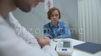 坐在医院的柜子里，医生给他量血压